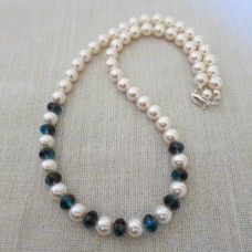 Eleganta   krēmkrāsas pērļu kaklarota ar jūras ziliem Swarovski kristāliem   8mm